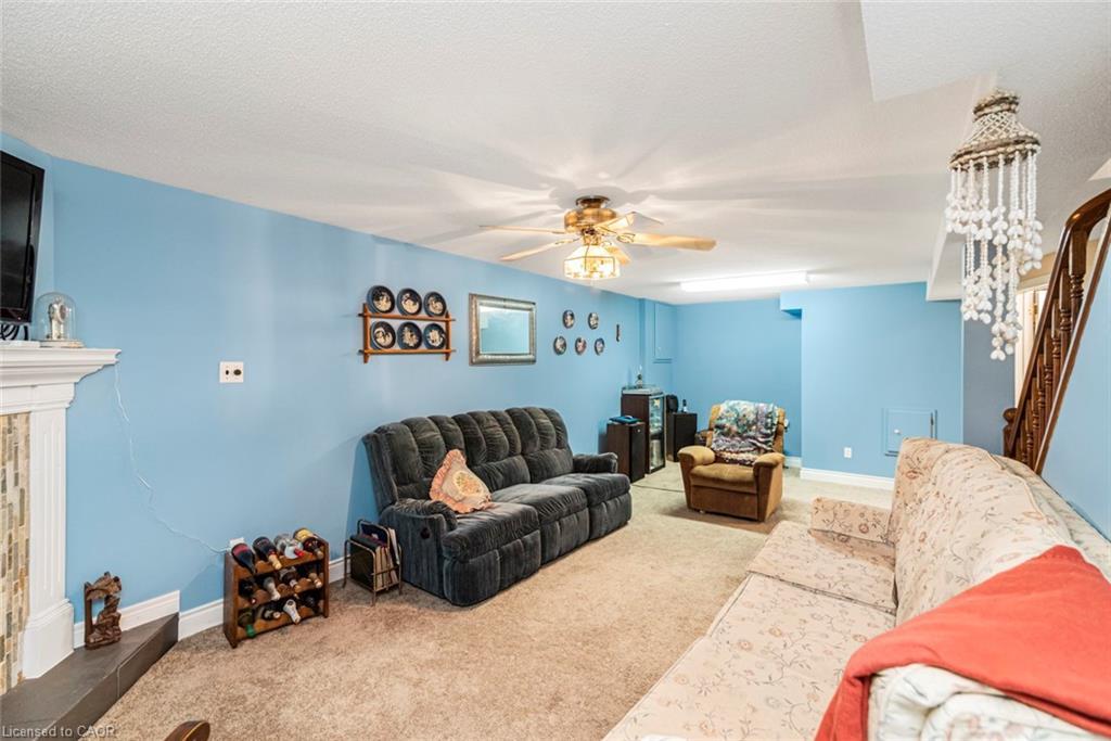 36-10 Wentworth Drive, Grimsby, ON - Indoor Photo Showing Living Room With Fireplace