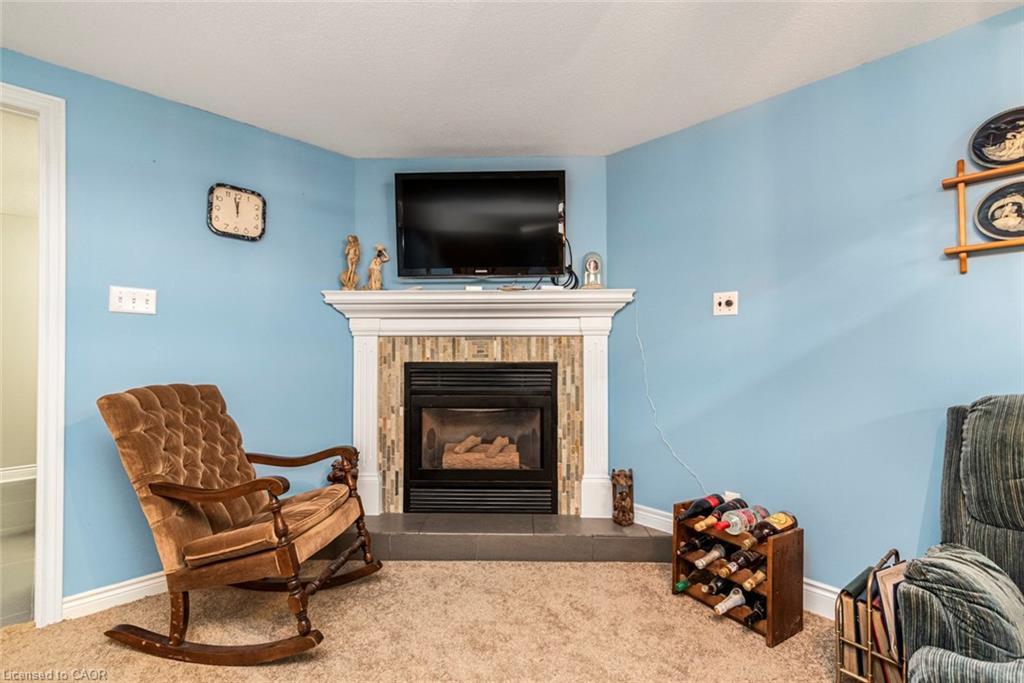 36-10 Wentworth Drive, Grimsby, ON - Indoor Photo Showing Living Room With Fireplace