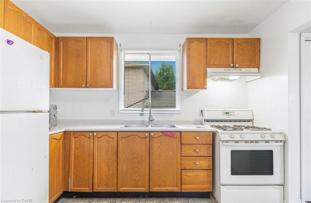 37 Briarsdale Crescent, Welland, ON - Indoor Photo Showing Kitchen With Double Sink