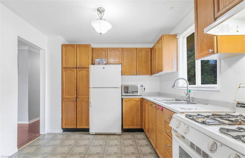 37 Briarsdale Crescent, Welland, ON - Indoor Photo Showing Kitchen With Double Sink