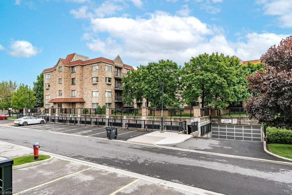 210-3499 Upper Middle Road, Burlington, ON - Outdoor