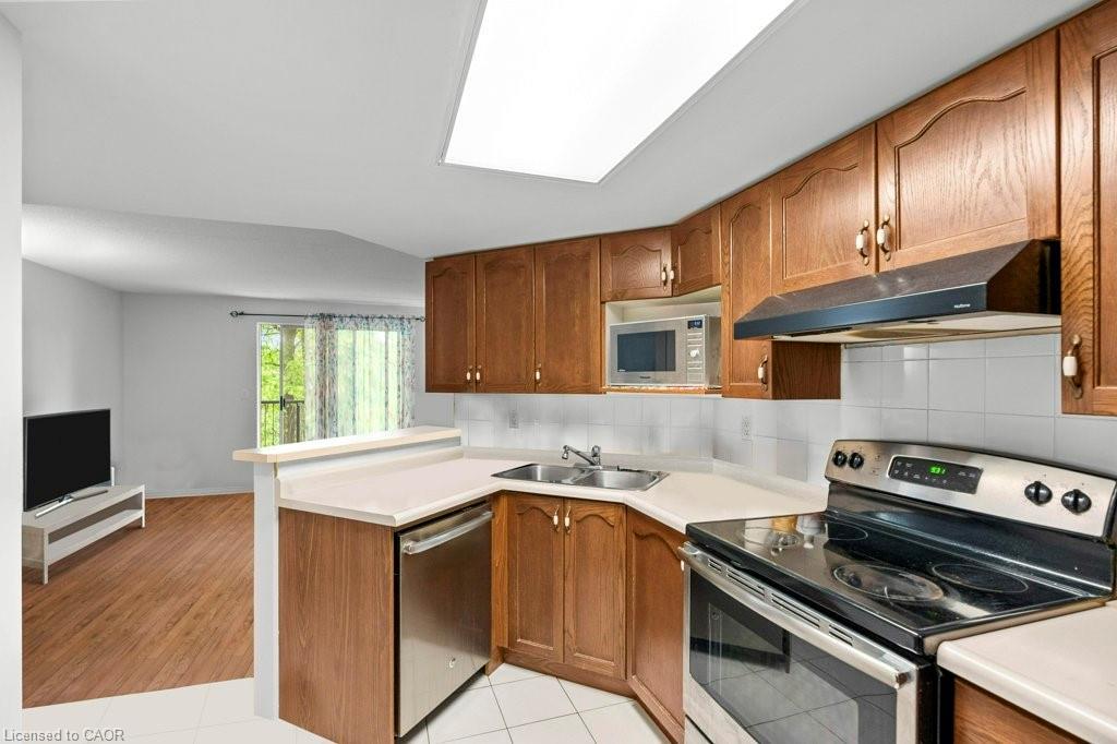 210-3499 Upper Middle Road, Burlington, ON - Indoor Photo Showing Kitchen With Double Sink