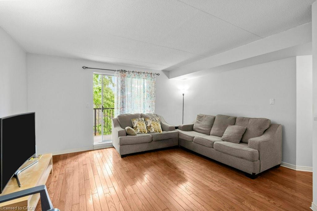 210-3499 Upper Middle Road, Burlington, ON - Indoor Photo Showing Living Room