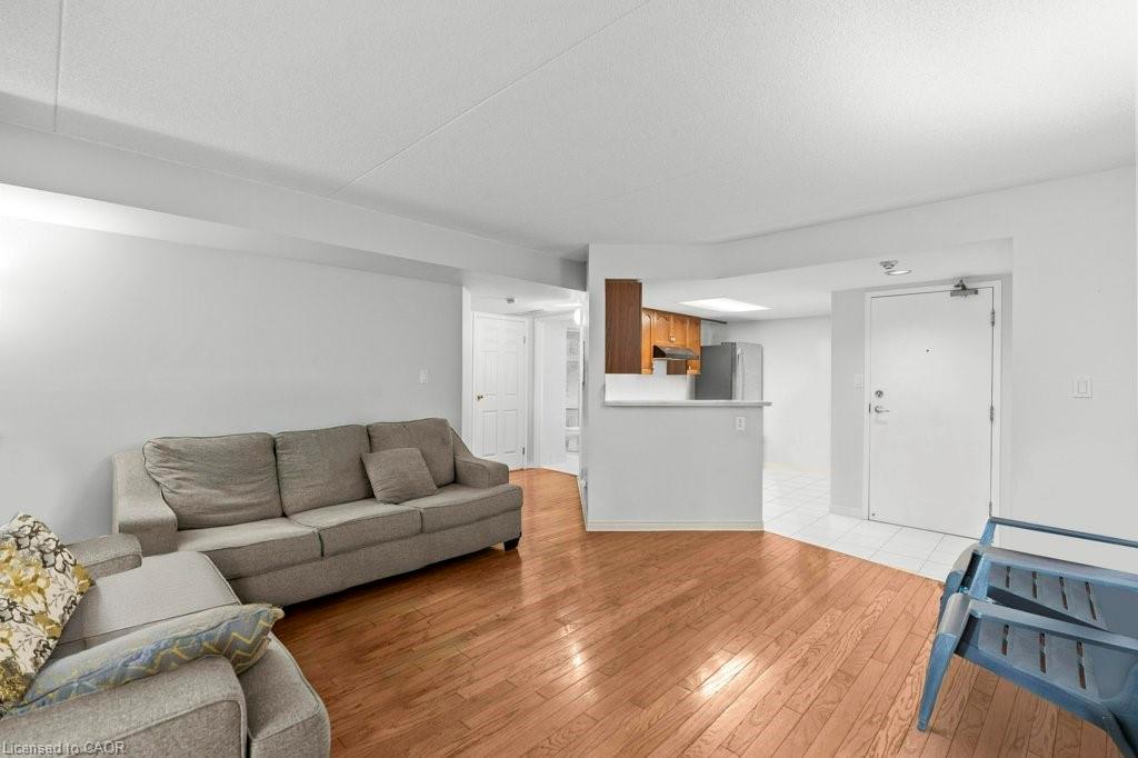 210-3499 Upper Middle Road, Burlington, ON - Indoor Photo Showing Living Room