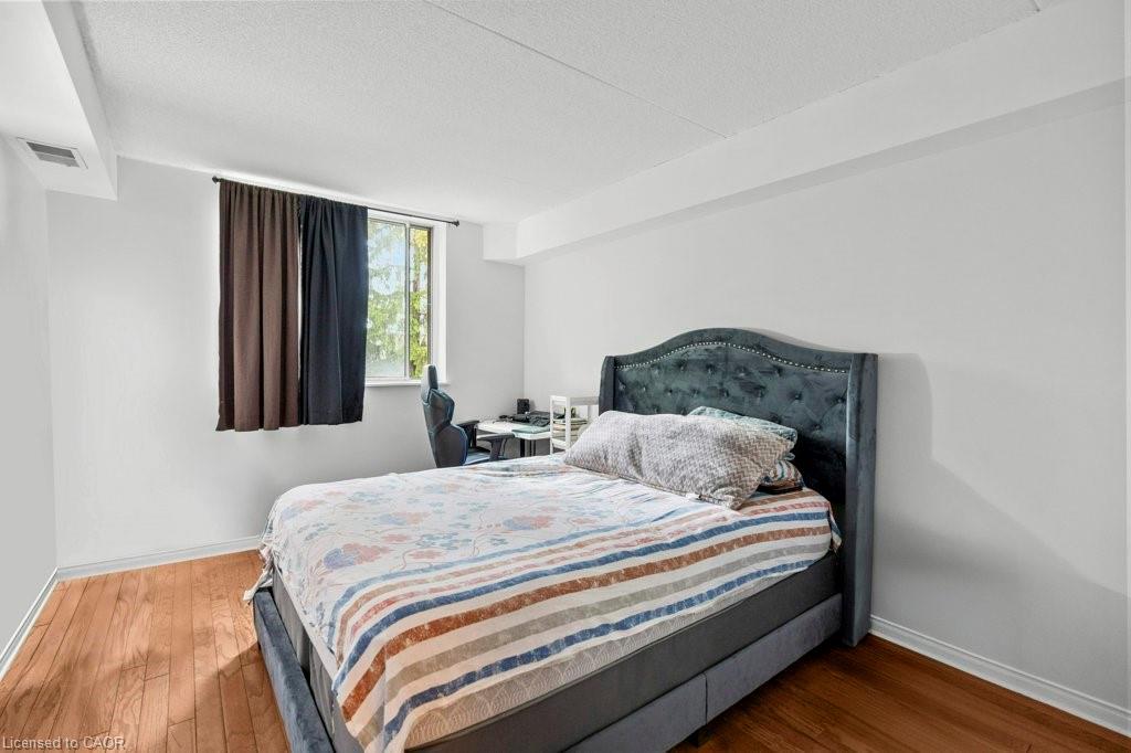 210-3499 Upper Middle Road, Burlington, ON - Indoor Photo Showing Bedroom