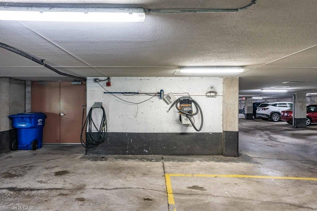 210-3499 Upper Middle Road, Burlington, ON - Indoor Photo Showing Garage