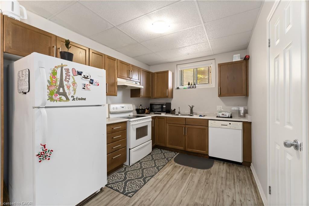 39 Honey Locust Circle, Thorold, ON - Indoor Photo Showing Kitchen With Double Sink