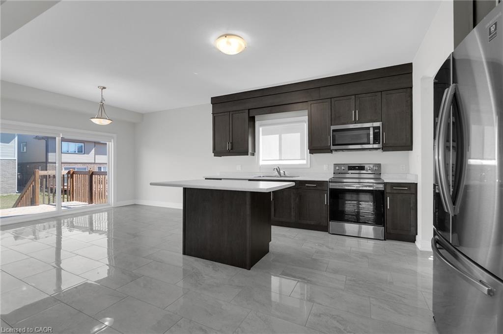 27 Monarch Street, Welland, ON - Indoor Photo Showing Kitchen With Upgraded Kitchen