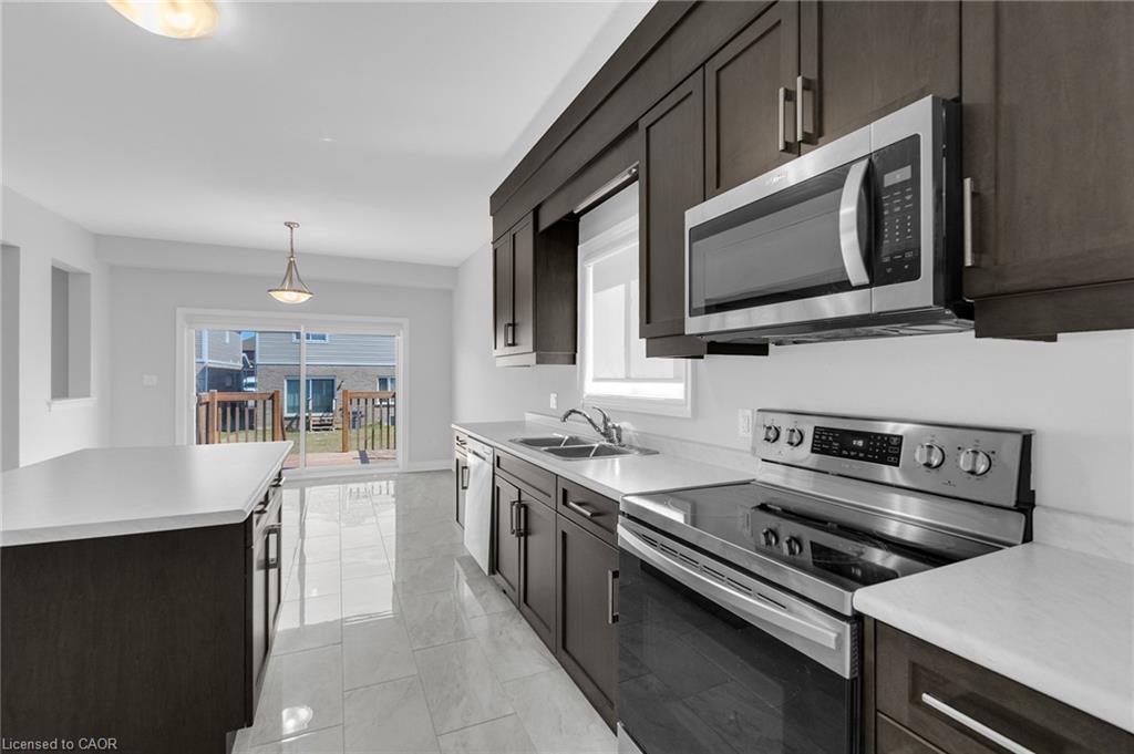 27 Monarch Street, Welland, ON - Indoor Photo Showing Kitchen With Double Sink With Upgraded Kitchen