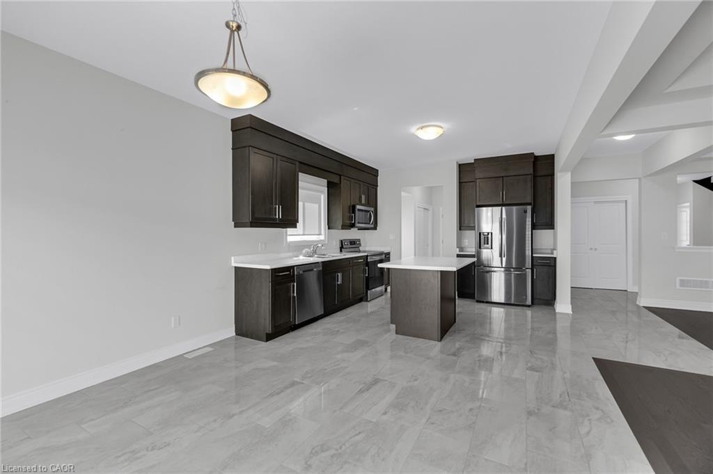27 Monarch Street, Welland, ON - Indoor Photo Showing Kitchen