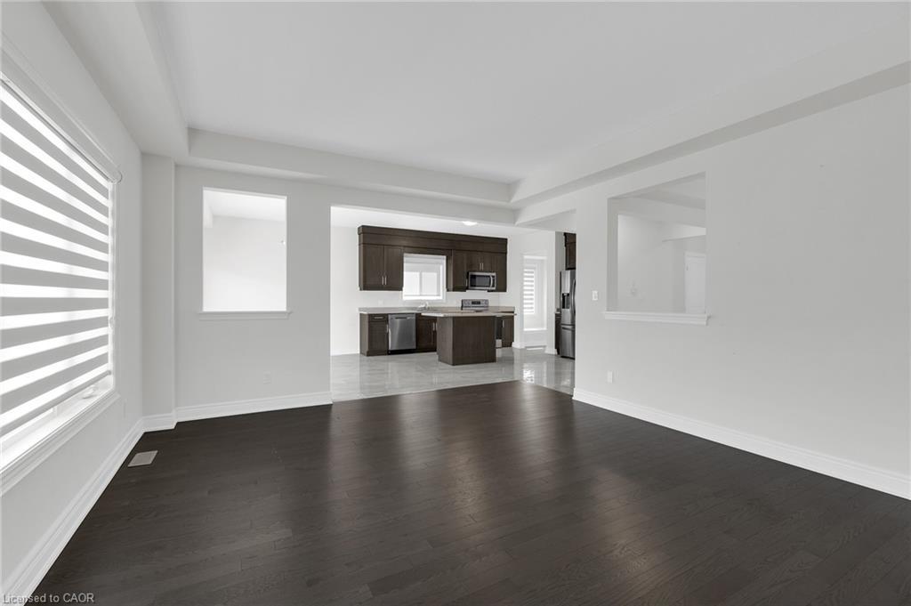 27 Monarch Street, Welland, ON - Indoor Photo Showing Living Room