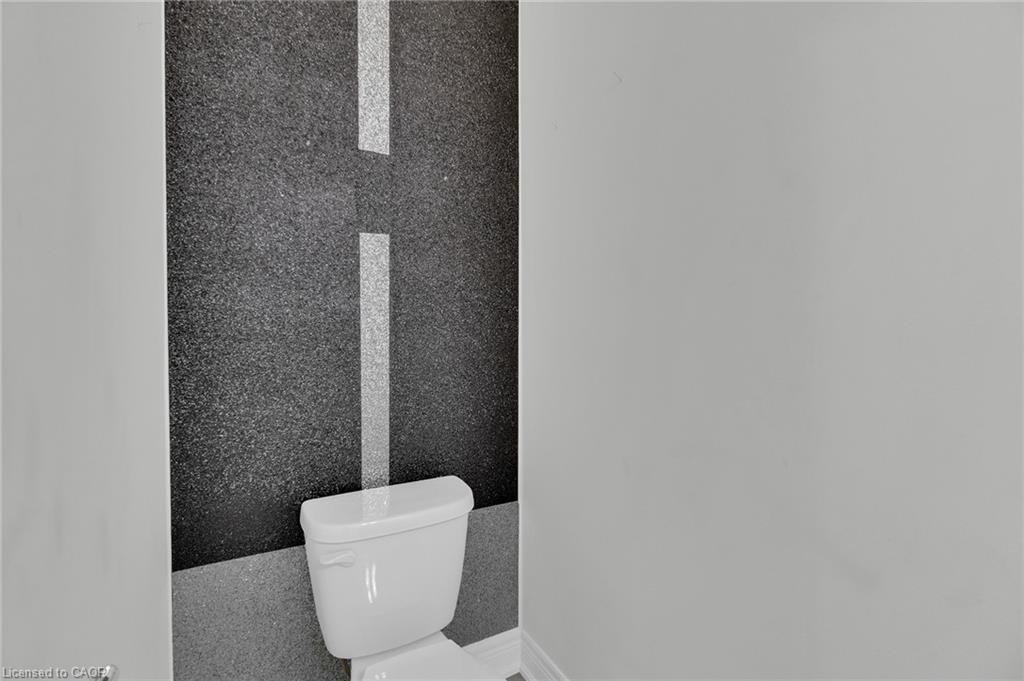 27 Monarch Street, Welland, ON - Indoor Photo Showing Bathroom