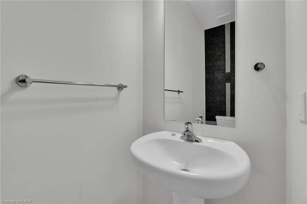 27 Monarch Street, Welland, ON - Indoor Photo Showing Bathroom