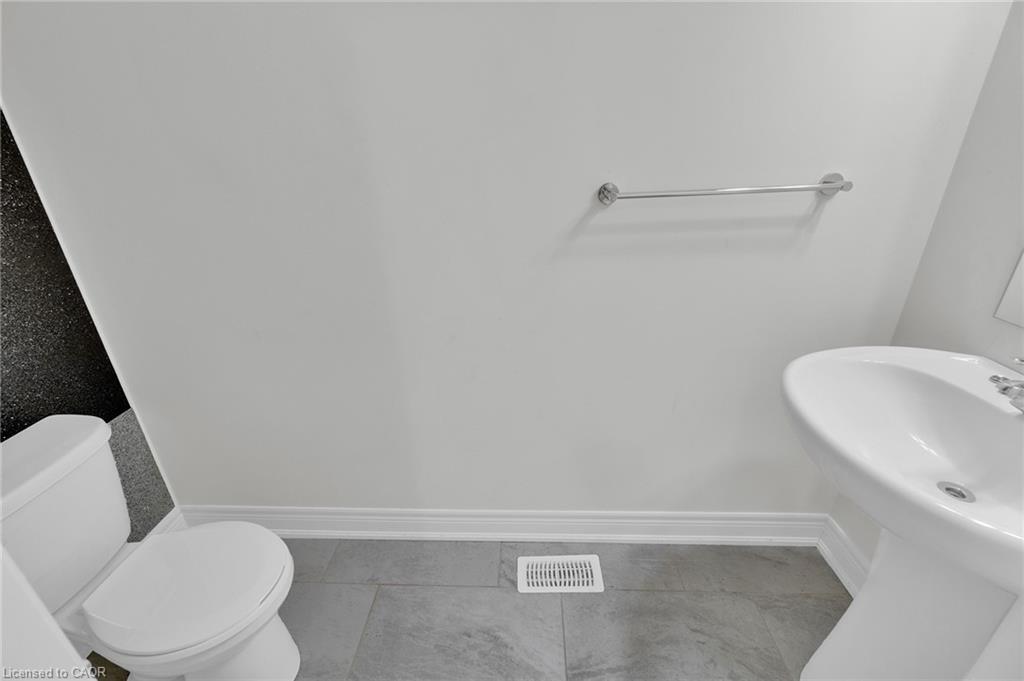 27 Monarch Street, Welland, ON - Indoor Photo Showing Bathroom