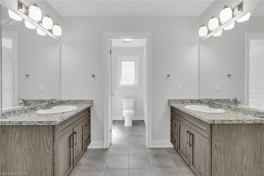 27 Monarch Street, Welland, ON - Indoor Photo Showing Bathroom