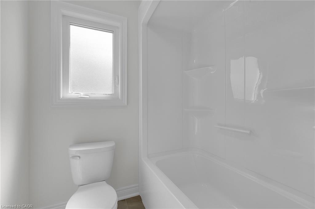 27 Monarch Street, Welland, ON - Indoor Photo Showing Bathroom