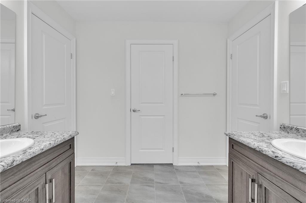 27 Monarch Street, Welland, ON - Indoor Photo Showing Bathroom