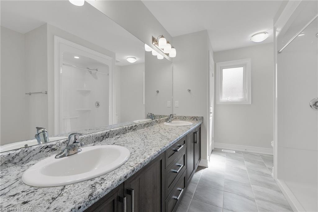 27 Monarch Street, Welland, ON - Indoor Photo Showing Bathroom