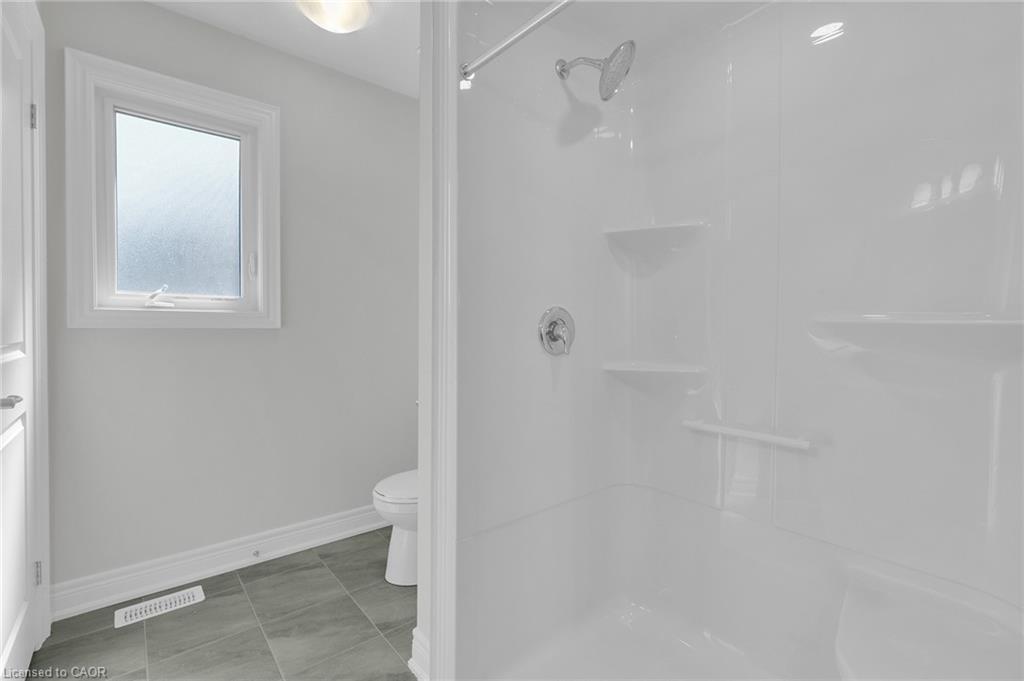 27 Monarch Street, Welland, ON - Indoor Photo Showing Bathroom