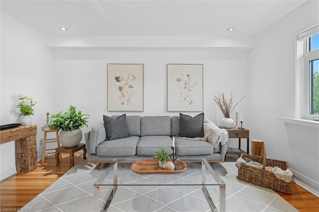 1348 Augustine Drive, Burlington, ON - Indoor Photo Showing Living Room