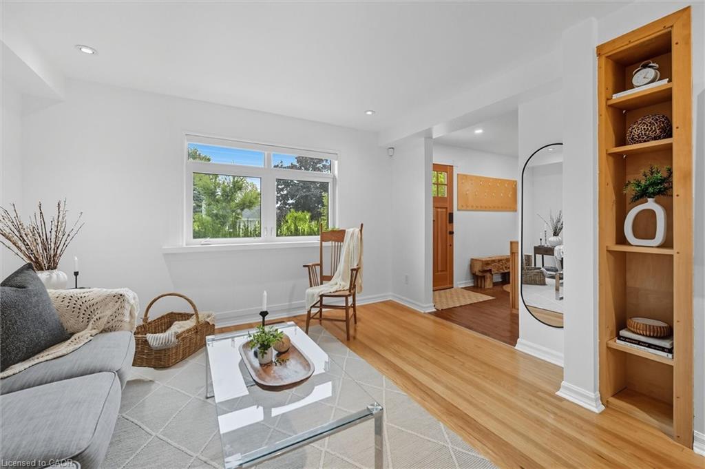 1348 Augustine Drive, Burlington, ON - Indoor Photo Showing Living Room