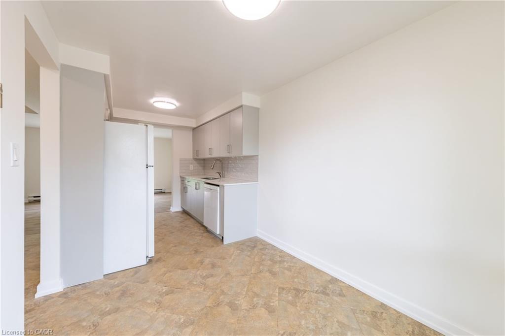 55-40 Imperial Road N, Guelph, ON - Indoor Photo Showing Kitchen