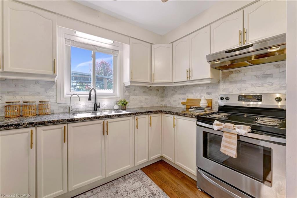 271 Newbury Drive, Kitchener, ON - Indoor Photo Showing Kitchen
