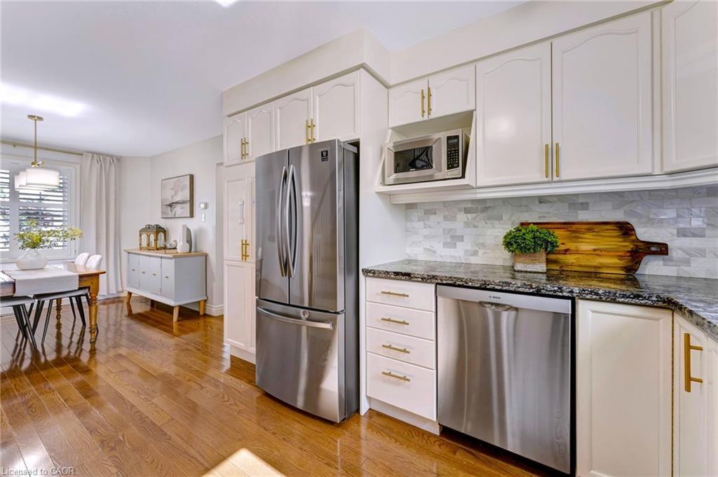 271 Newbury Drive, Kitchener, ON - Indoor Photo Showing Kitchen With Upgraded Kitchen