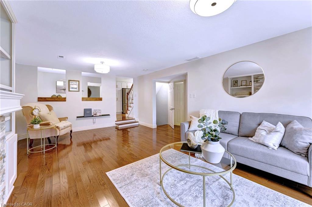 271 Newbury Drive, Kitchener, ON - Indoor Photo Showing Living Room