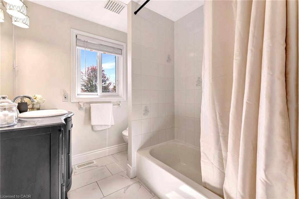 271 Newbury Drive, Kitchener, ON - Indoor Photo Showing Bathroom