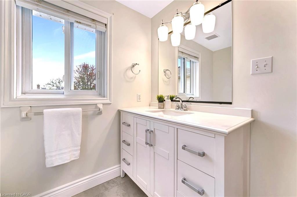 271 Newbury Drive, Kitchener, ON - Indoor Photo Showing Bathroom