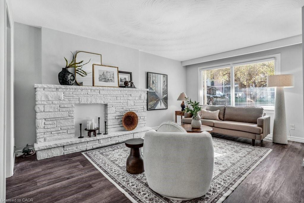 262 Westcourt Place, Waterloo, ON - Indoor Photo Showing Living Room