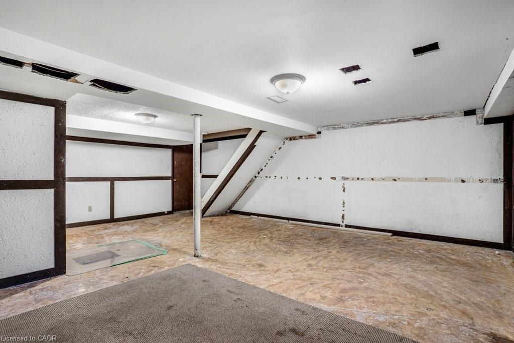 262 Westcourt Place, Waterloo, ON - Indoor Photo Showing Garage