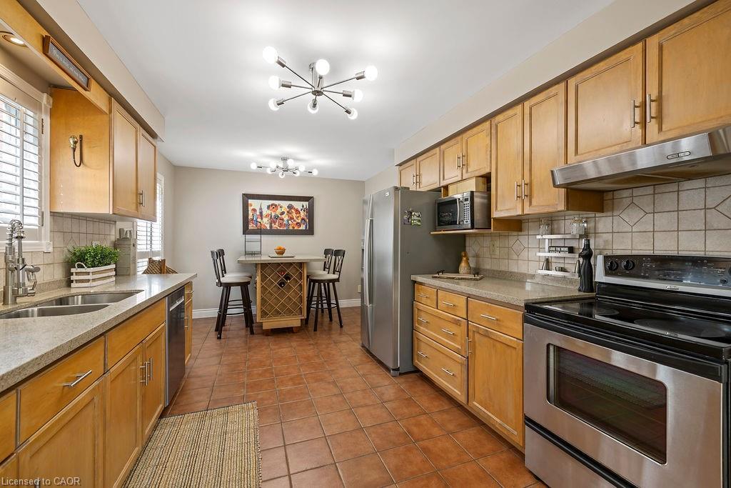 16 Linington Trail, Dundas, ON - Indoor Photo Showing Kitchen With Double Sink