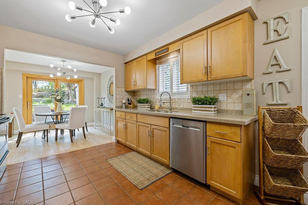 16 Linington Trail, Dundas, ON - Indoor Photo Showing Kitchen With Double Sink