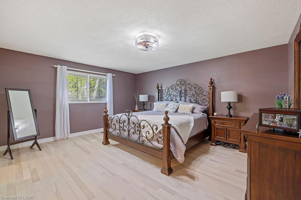 16 Linington Trail, Dundas, ON - Indoor Photo Showing Bedroom