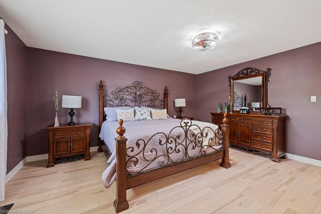 16 Linington Trail, Dundas, ON - Indoor Photo Showing Bedroom