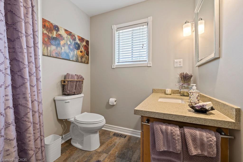 16 Linington Trail, Dundas, ON - Indoor Photo Showing Bathroom