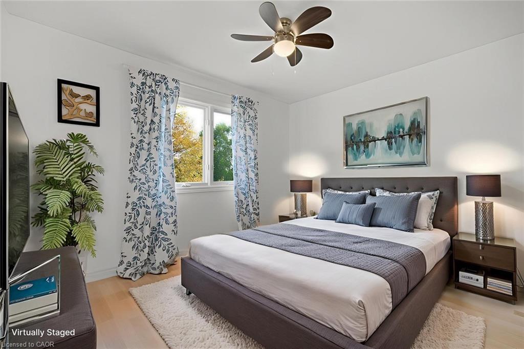 16 Linington Trail, Dundas, ON - Indoor Photo Showing Bedroom