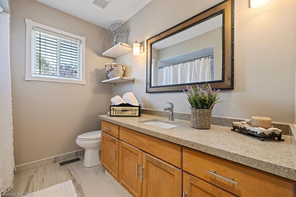 16 Linington Trail, Dundas, ON - Indoor Photo Showing Bathroom