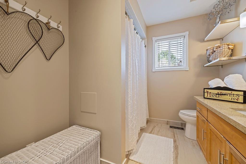16 Linington Trail, Dundas, ON - Indoor Photo Showing Bathroom