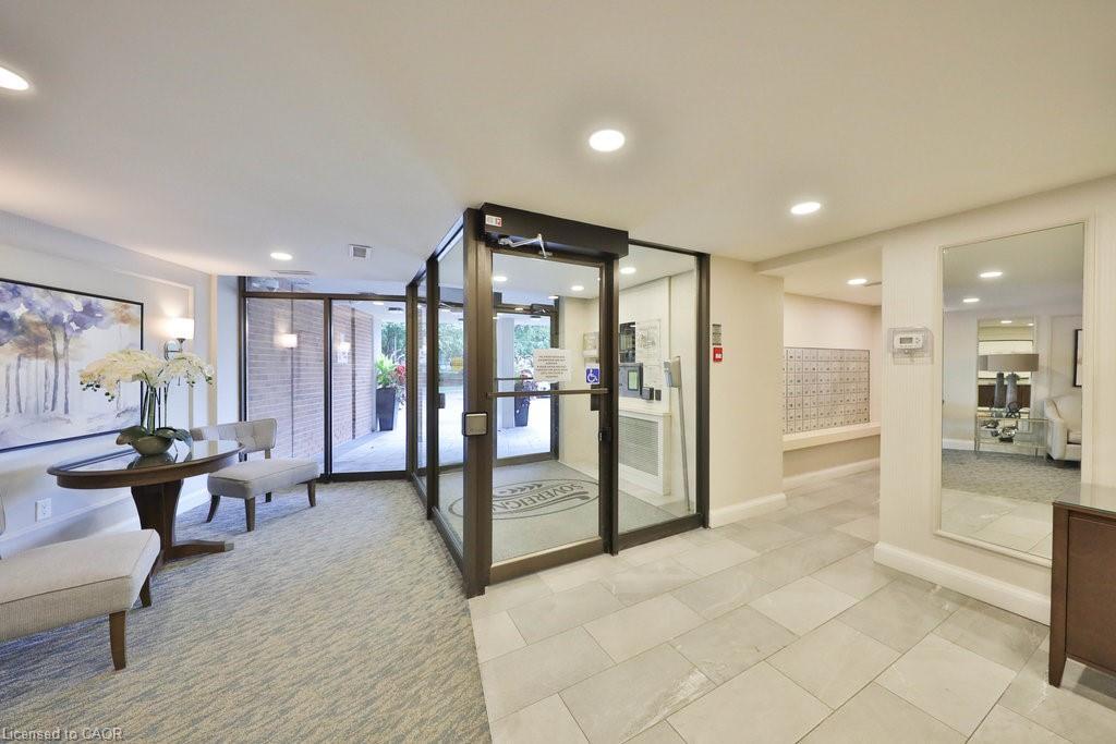 305-1230 Marlborough Court, Oakville, ON - Indoor