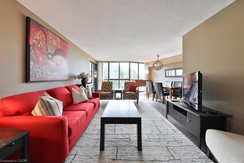 305-1230 Marlborough Court, Oakville, ON - Indoor Photo Showing Living Room