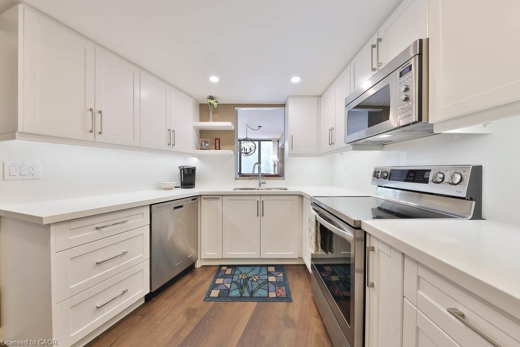 305-1230 Marlborough Court, Oakville, ON - Indoor Photo Showing Kitchen With Stainless Steel Kitchen