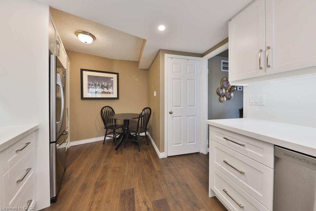 305-1230 Marlborough Court, Oakville, ON - Indoor