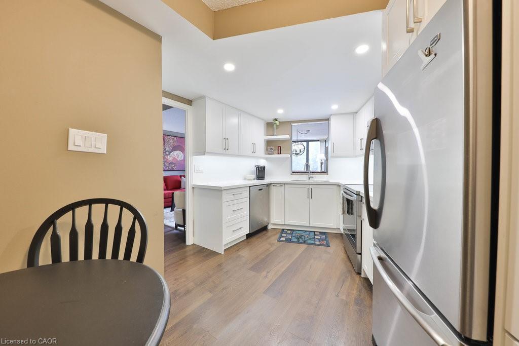 305-1230 Marlborough Court, Oakville, ON - Indoor Photo Showing Kitchen