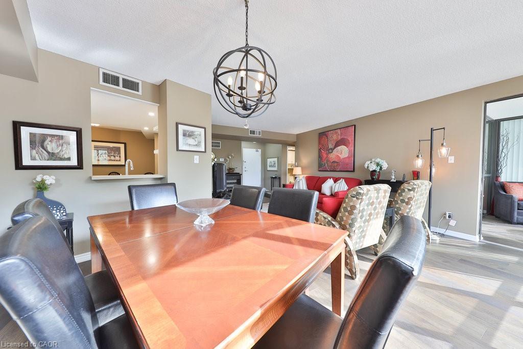 305-1230 Marlborough Court, Oakville, ON - Indoor Photo Showing Dining Room