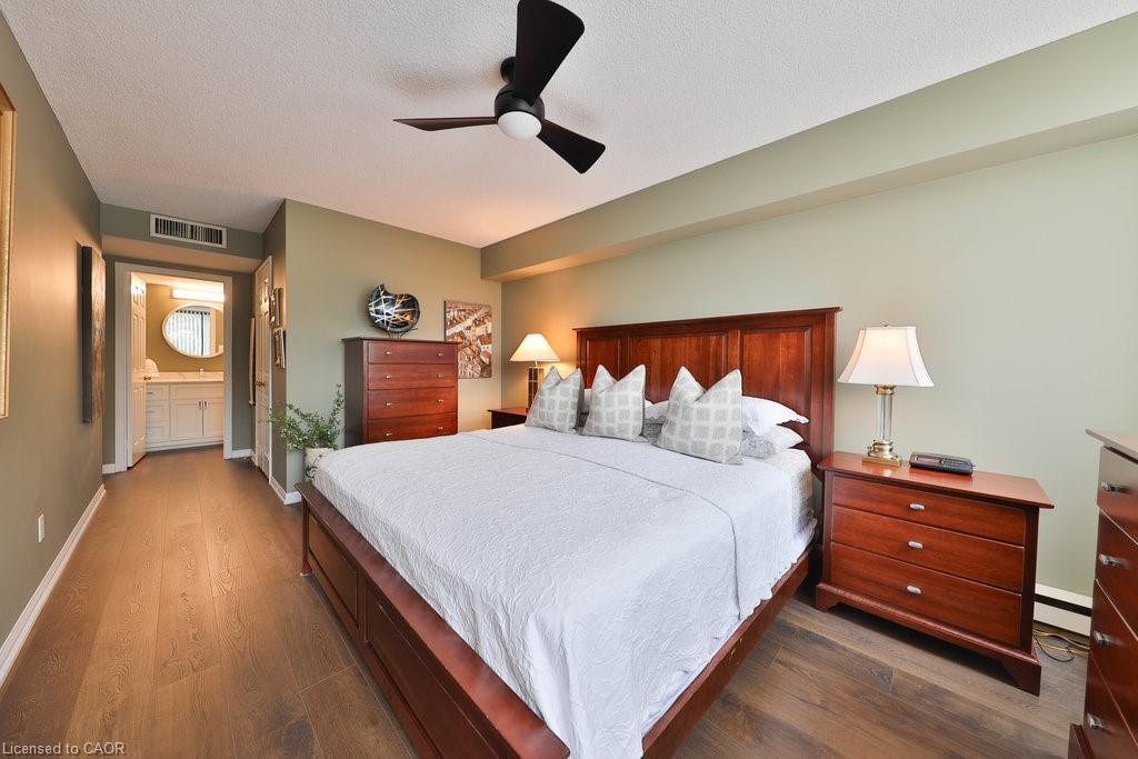 305-1230 Marlborough Court, Oakville, ON - Indoor Photo Showing Bedroom