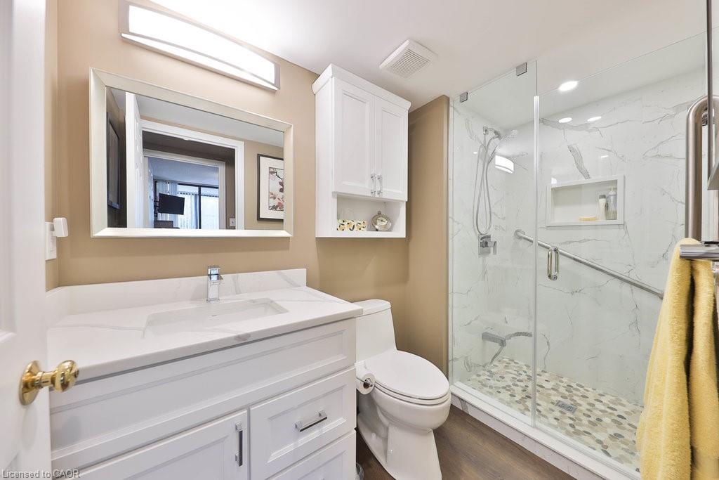 305-1230 Marlborough Court, Oakville, ON - Indoor Photo Showing Bathroom