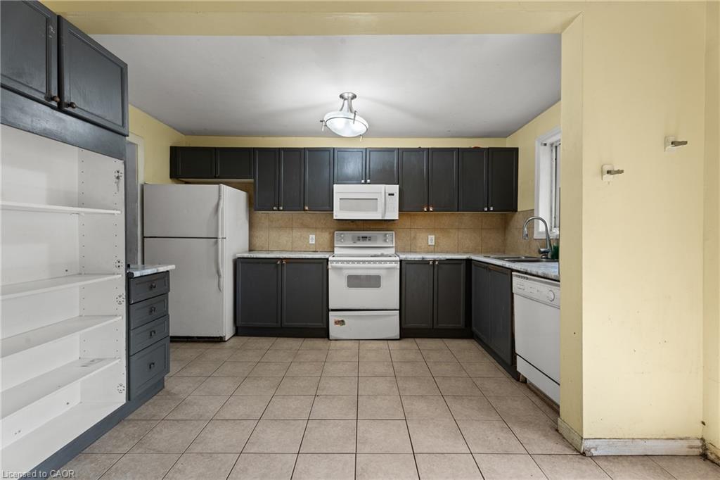 40 Rosemont Avenue, Hamilton, ON - Indoor Photo Showing Kitchen